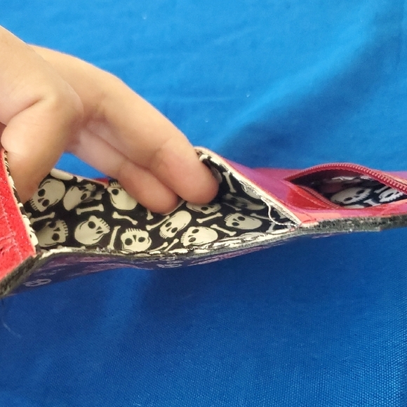 Gothic Coffin-Shaped Wallet with Skull and Bat Design - Picture 6 of 6